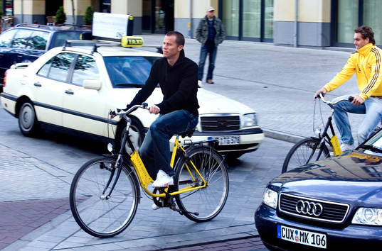 Daniel Andersson och Johan Elmander ute på en cykeltur i