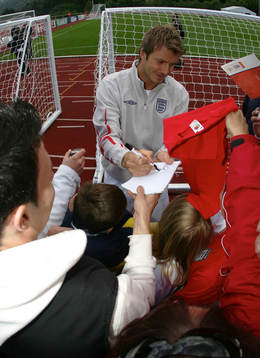 David Beckham, skriver autografer