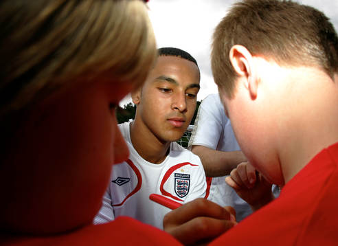 Theo Walcott skriver autografer