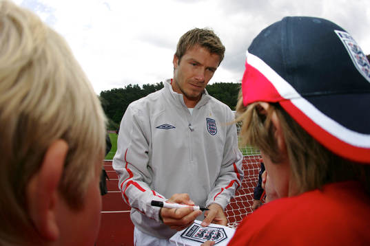 David Beckham skriver autografer