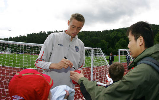 Peter Crouch skriver autografer