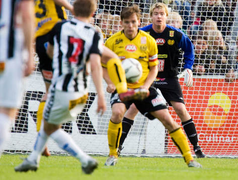 Christian Fegler, målvakt bakom Marcus Lindberg, Mjällbys