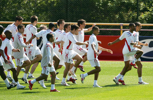 Ashley Cole och Rio Ferdinand leder träningen