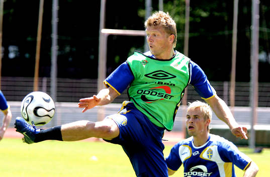 Marcus Allbäck klackar bollen