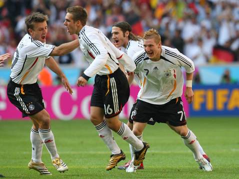1-0 Jubel,  Bernd Schneider, målskytten Philipp Lahm,