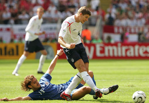 Steven Gerrard,  England och Carlos Paredes, Paraguay