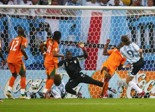 Hernan Crespo, Argentina gör 1-0 bakom Jean-Jacques Tizie,