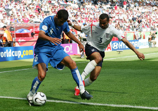 Ashley Cole,  England och Carlos Bonet, Paraguay