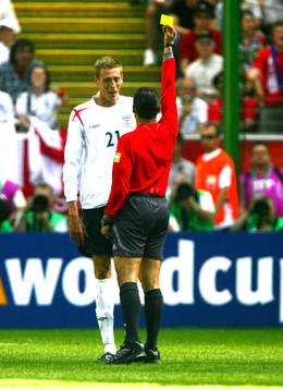 Peter Crouch,  England varnas av Marco Rodriguez (Domare,
