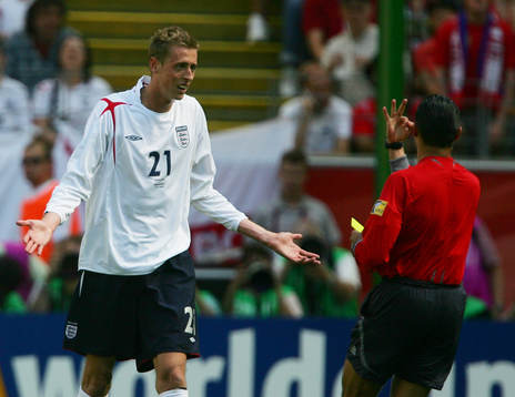 Peter Crouch,  England varnas av Marco Rodriguez (Domare,