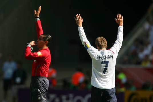 David Beckham,  England och Marco Rodriguez (Domare)