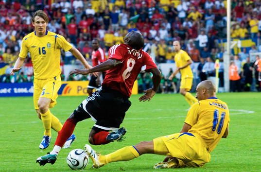 Henrik Larsson, Sverige glidtacklar Cyd Gray, Trinidad och
