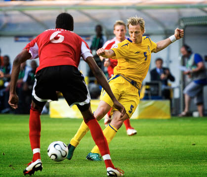 Erik Edman, Sverige skjuter mot täckande Dennis Lawrence,