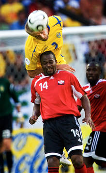 Olof Mellberg, Sverige och Stern John, Trinidad och Tobago