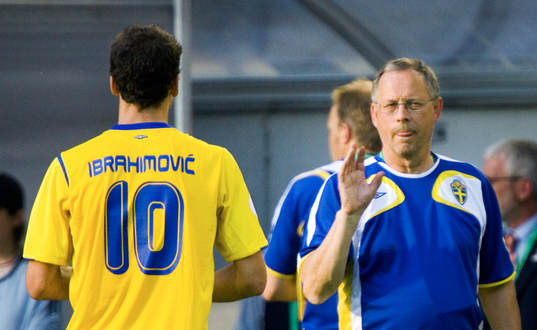 Lars Lagerbäck, förbundskapten, ger direktiv till Zlatan