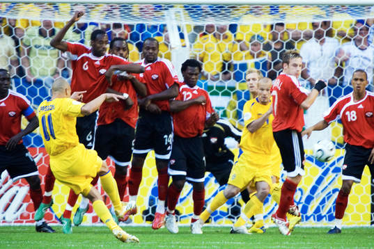 Henrik Larsson, Sverige slår en farlig frispark