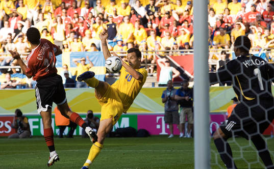 Shaka Hislop, Trinidad (Målvakt) räddar skottet från