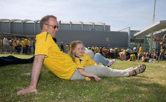 Lång kö, men Magnus Götenfelt och dotter Karin, 6 år,