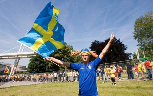 Lång biljettkö. Henrik Lundin, Enköping hade biljett och
