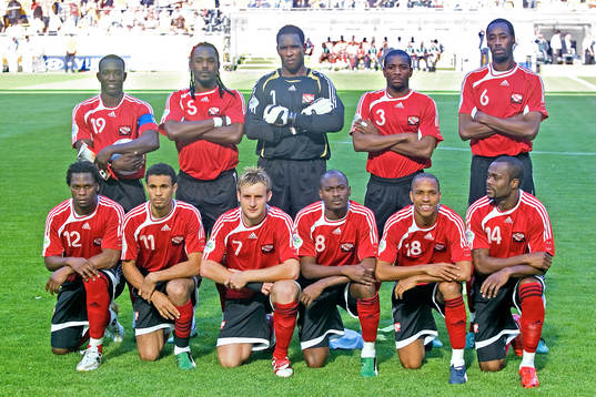Lagbild Bak fr.v. Dwight Yorke, Brent Sancho, Shaka Hislop,