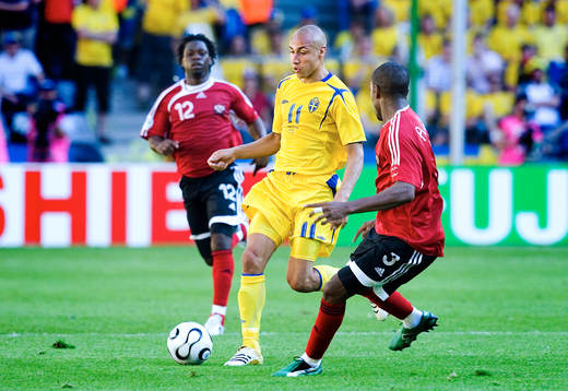 Henrik Larsson pressas av Avery john, Trinidad och Tobago