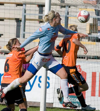 Asthildur Helgadottir nickar bollen i mål