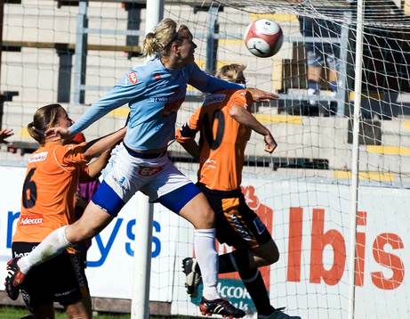 Asthildur Helgadottir nickar in 2 - 0 till Malmö