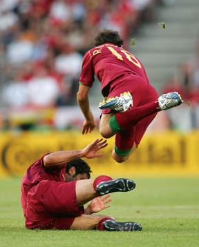 Ricardo Cavalho flyger över Luis Figo, Portugal