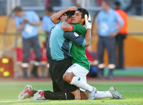 Oswaldo Sanchez (Målvakt) och Zinha, Mexico (Jubel)