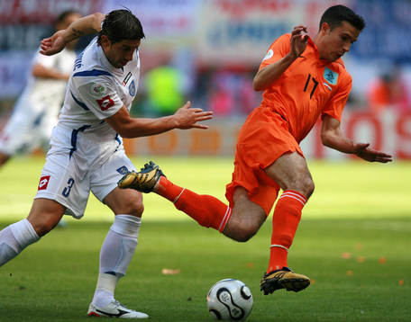 Robin Van Persie, Holland och Ivica Dragutinovic, Serbien