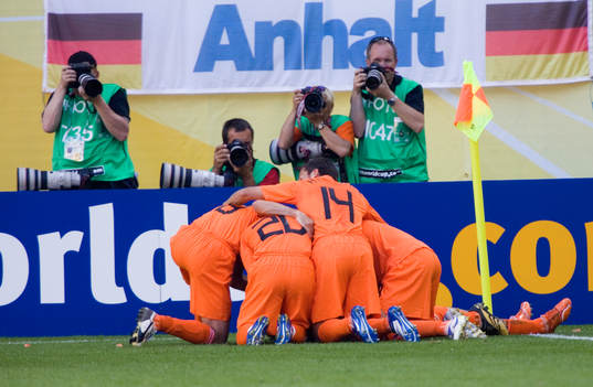 0-1, Robben, som grattas. Glädjehög, fotografer. Jubel,