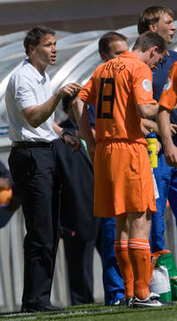 Marco van Basten , coach, förbundskapten, Holland, ger