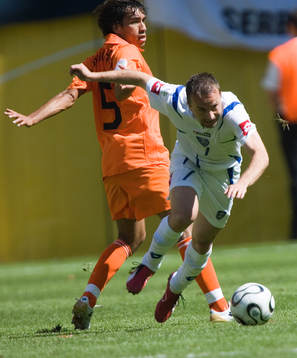 Ognjen Koroman tar sig förbi Giovanni van Bronckhorst