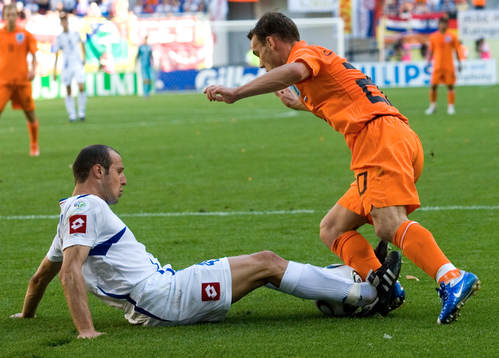 Igor Duljaj stoppar Wesley Sneijder