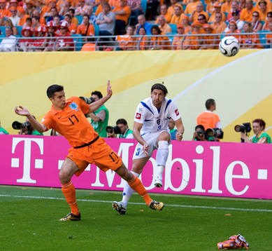 Inlägg, Ivica Dragutinovic förbi Robin van Persie