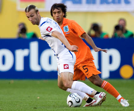 Danijel Ljuboja jagas av Giovanni van Bronckhorst