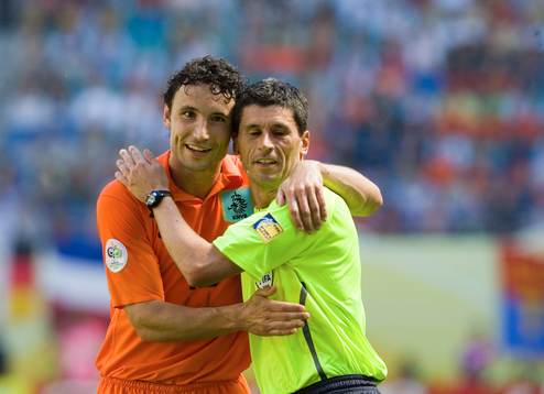Mark van Bommel sprang ner domaren Markus Merk, Tyskland,