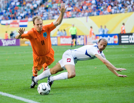 Båda faller, superstjärnan Arjen Robben och Igor Duljaj.