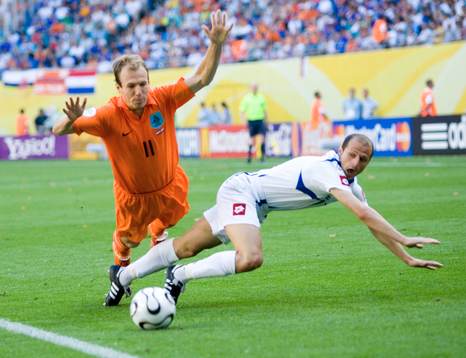 Båda faller, superstjärnan Arjen Robben och Igor Duljaj.