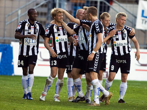 Glädje i Landskrona. Mathias Eklund (13) klappas om