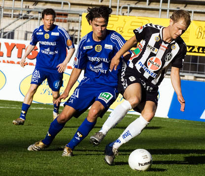 Jonas Lind vänder runt med två sundsvallsförsvarare
