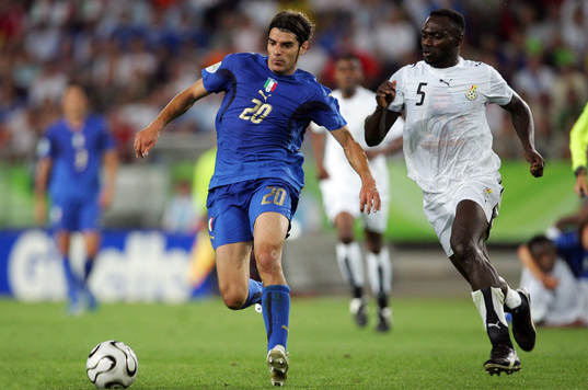 John Mensah, Ghana och Simone Perrotta, Italien