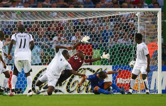 Andrea Pirlo, Italien gör 1-0 bakom Richard Kingston,