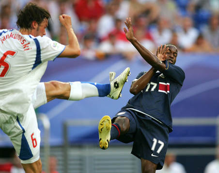 Marek Jankulovski, Tjeckien och DaMarcus Beasley, USA