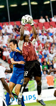 Richard Kingston, målvakt, Ghana, plockar bollen