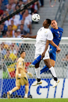 Asamoah Gyan, Ghana, i nickduell med Fabio Cannavaro,