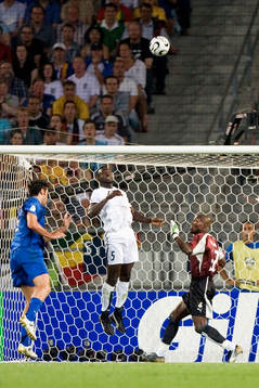 John Mensah, Ghana, nickar undan bollen
