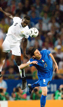 John Mensah, Ghana i nickduell med Vincenzo Iaquinta,