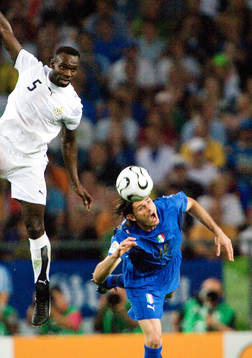 John Mensah, Ghana i nickduell med Vincezo Ianquinta,