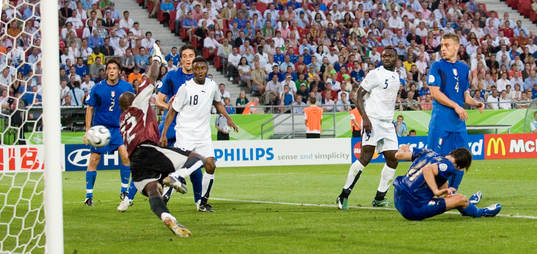 1-0, Pirlos skott letar sig förbi alla inklusive